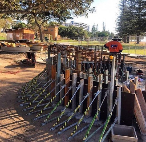 curved concrete wall formwork with MacketBracket concrete bracing