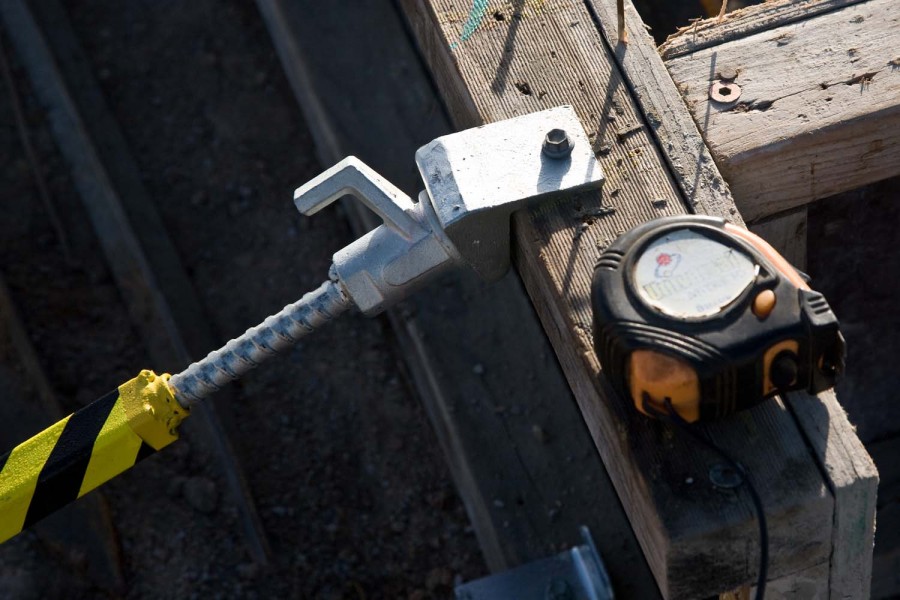 MacketBracket top brace with adjustable formwork brace and screw mounting